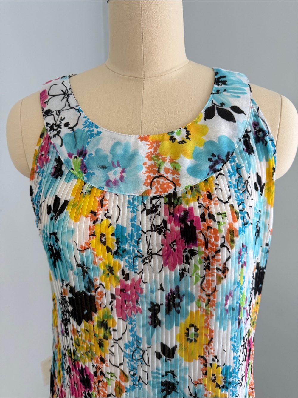 Dress barn Multicolor Sleeveless Floral Pleated Camisole Top Size Medium - Picture 4 of 14
